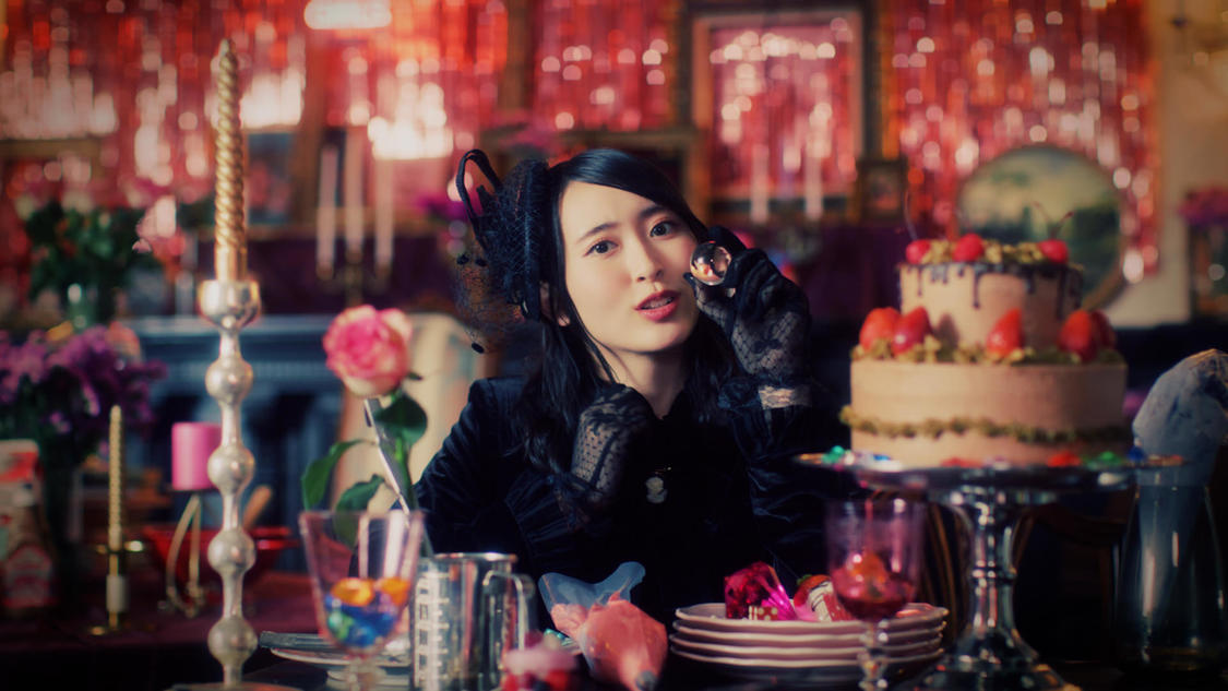 「チョコレートメランコリー」MVより（©YOANI/KING RECORDS）