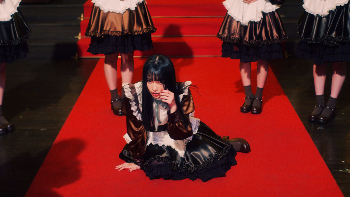 「チョコレートメランコリー」MVより（©YOANI/KING RECORDS）