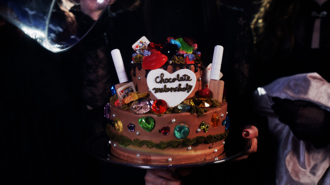 「チョコレートメランコリー」MVより（©YOANI/KING RECORDS）