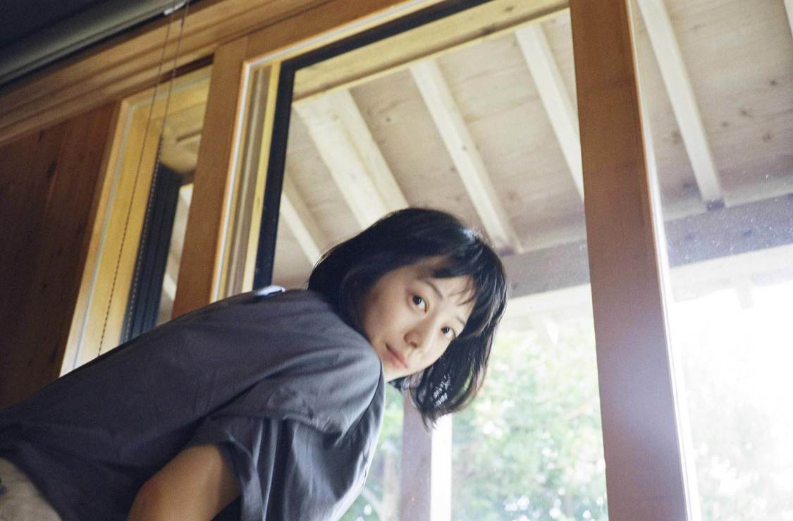 夏帆写真集『おとととい』収録カット（©︎SDP）