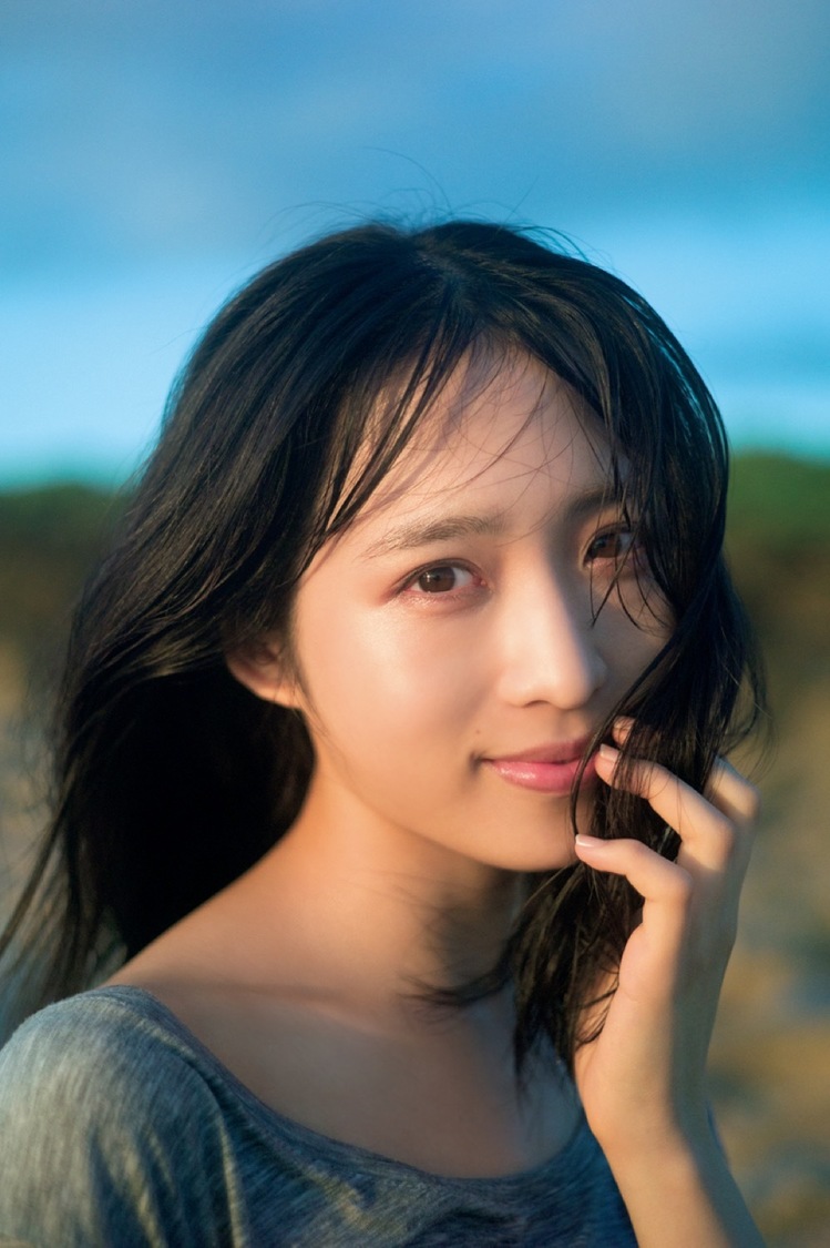 『AKB48小栗有以1st写真集　君と出逢った日から』より（撮影：細居幸次郎）