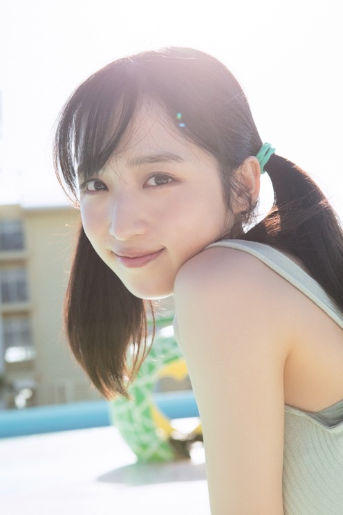 『AKB48小栗有以1st写真集　君と出逢った日から』より（撮影：細居幸次郎）