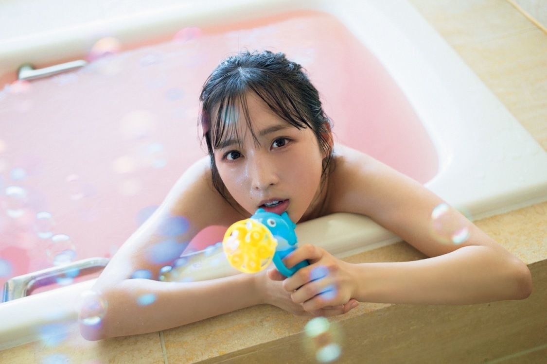 『AKB48小栗有以1st写真集　君と出逢った日から』より（撮影：細居幸次郎）