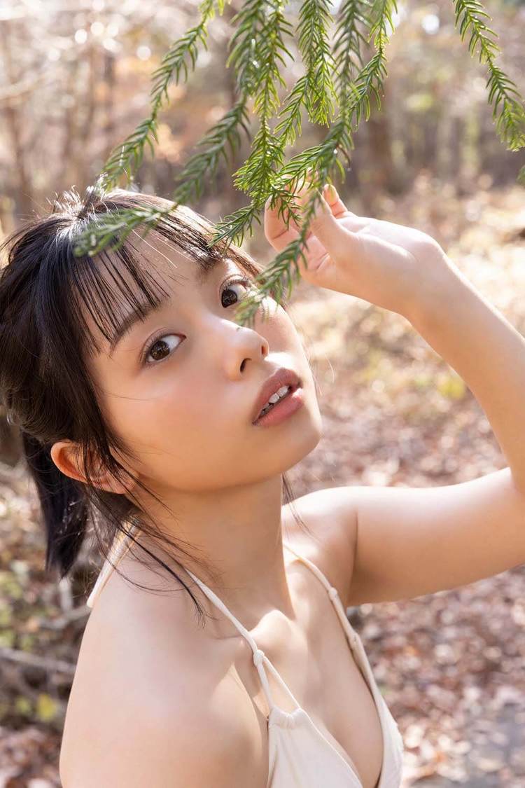 峰島こまき『SPA!デジタル写真集 峰島こまき「瞳に吸い込まれて」』誌面カット（提供：週刊SPA! 編集部／撮影：中山雅文／スタイリング：春原愛子／ヘアメイク：円谷歩美）