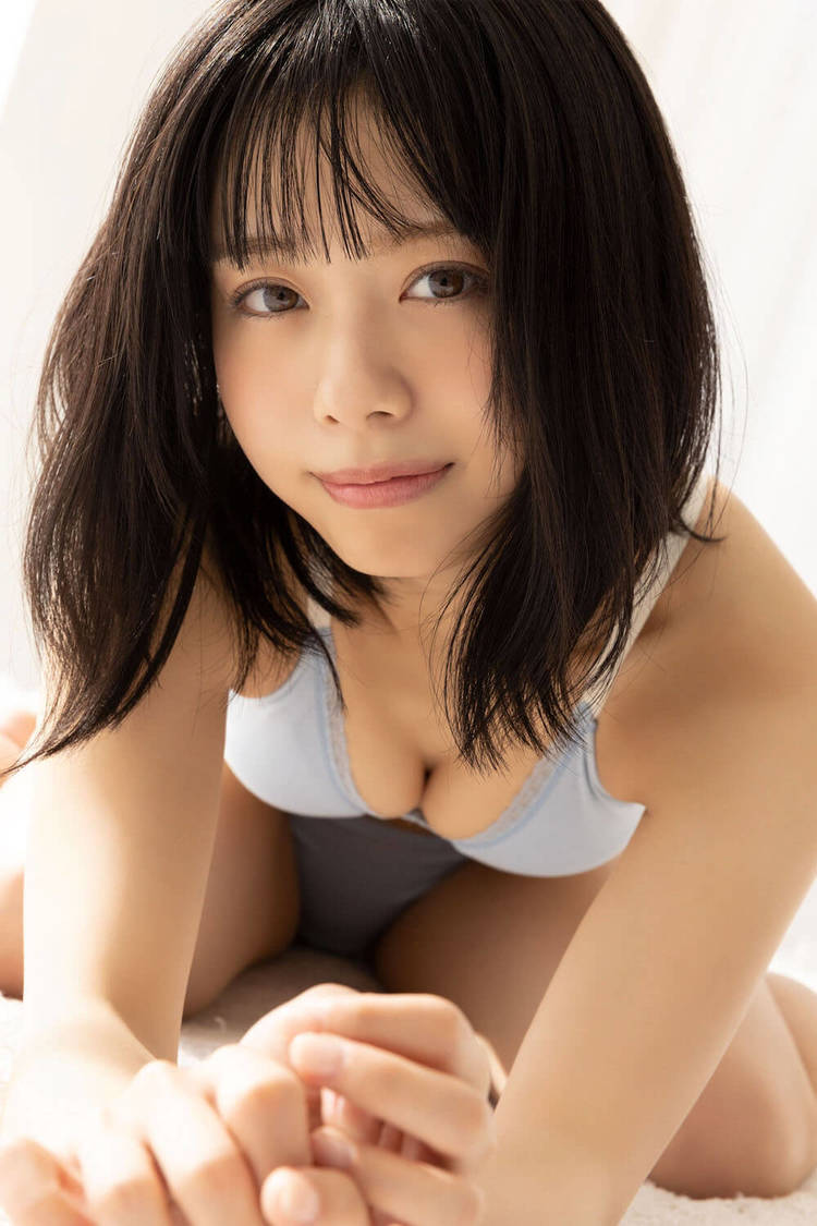 峰島こまき『SPA!デジタル写真集 峰島こまき「瞳に吸い込まれて」』誌面カット（提供：週刊SPA! 編集部／撮影：中山雅文／スタイリング：春原愛子／ヘアメイク：円谷歩美）