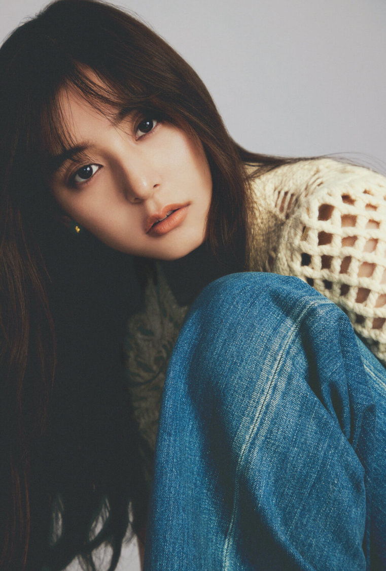 『新木優子 オフィシャルカレンダー2022.4-2023.3』特典カット（SHIBUYA TSUTAYA）