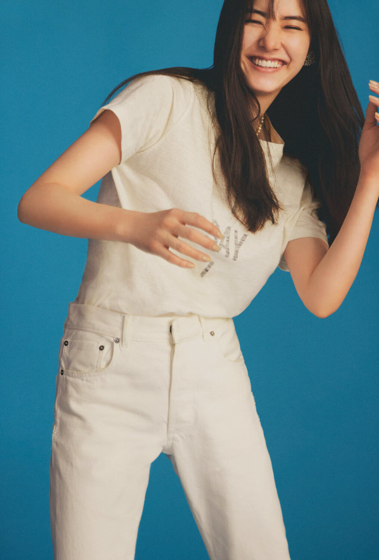 『新木優子 オフィシャルカレンダー2022.4-2023.3』特典カット（MAILIVIS）