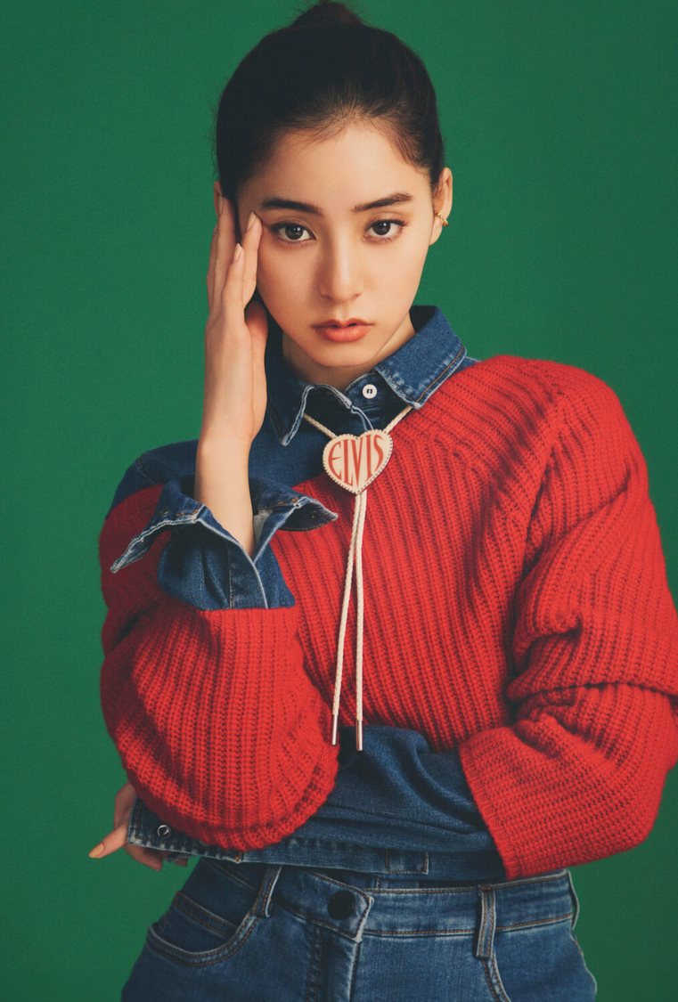 『新木優子 オフィシャルカレンダー2022.4-2023.3』特典カット（STARDUST SHOPPERS）