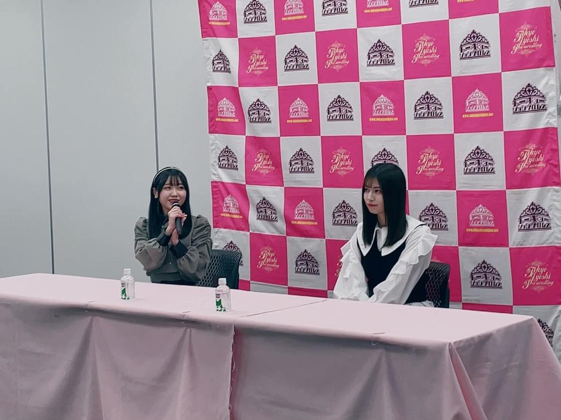 左から鈴芽、荒井優希（©東京女子プロレス）