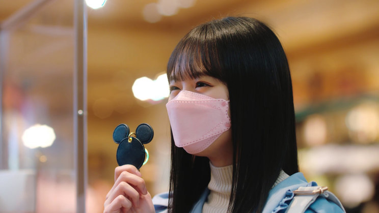 新TV-CM「東京ディズニーシーⓇ20周年記念カード」篇より（©Disney）