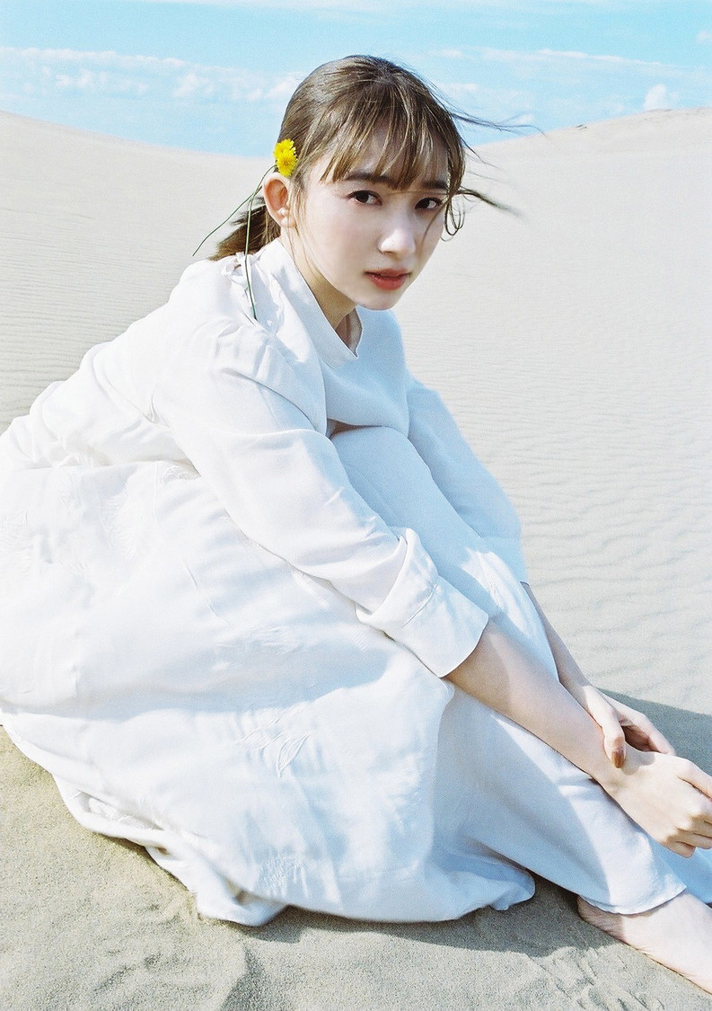 佐藤詩織（写真集イメージカット／©小学館・週刊ビッグコミックスピリッツ）