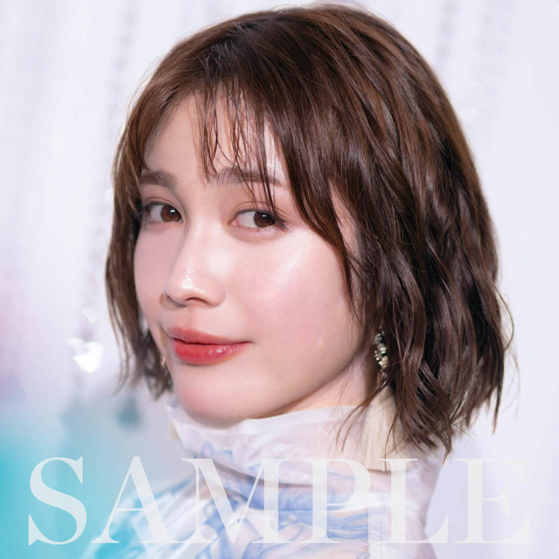 中村ゆりか『YURIKA NAKAMURA OFFICIAL CALENDAR 2022.4-2023.3』特典カット：楽天ブックス（©︎SDP）