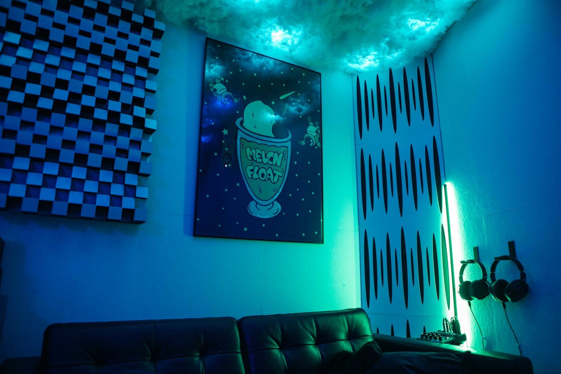 スタジオ内の壁に掲示されているイラスト