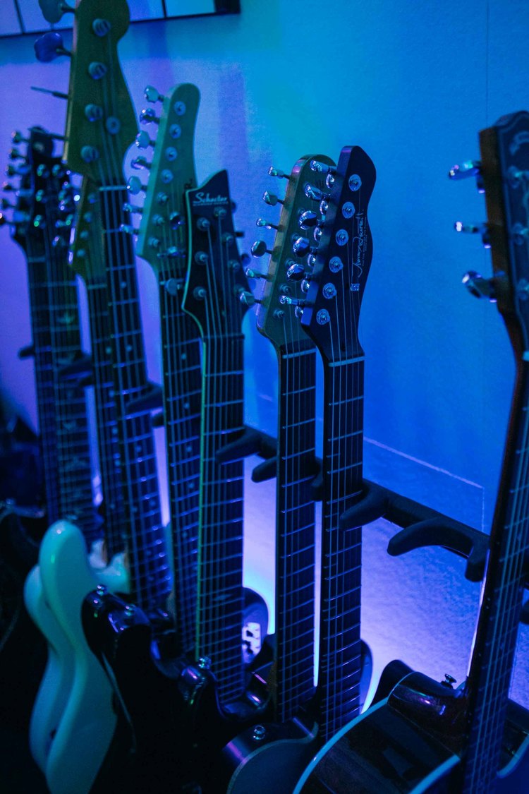 メインデスクの右サイドに置かれたギターとベース