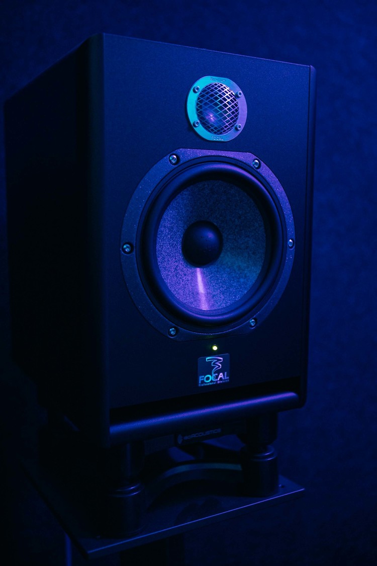 メインスピーカーのFOCAL（フォーカル）Solo6 Be Red。作業デスクの奥には、サブウーハーとしてFOCAL（フォーカル）Sub6 Redを設置している