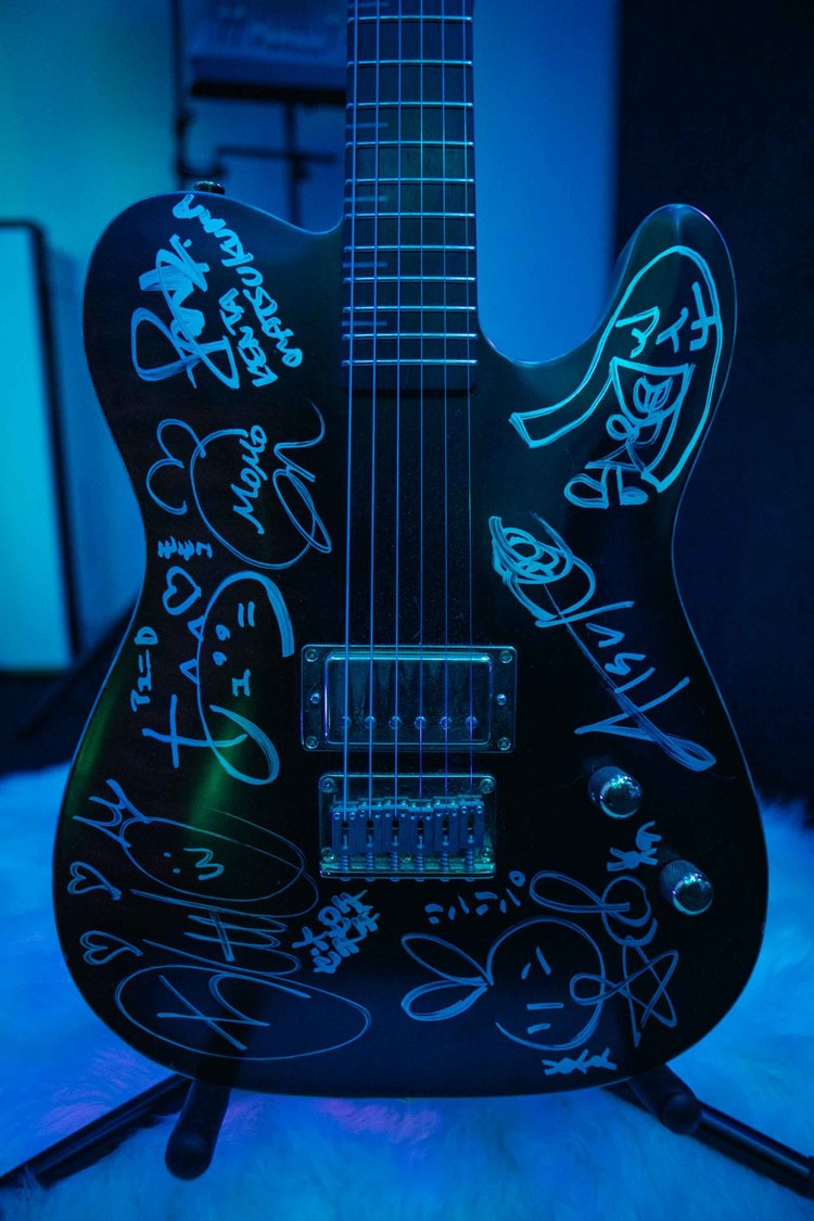 ボディには、BiSHメンバー全員のサインが入っている