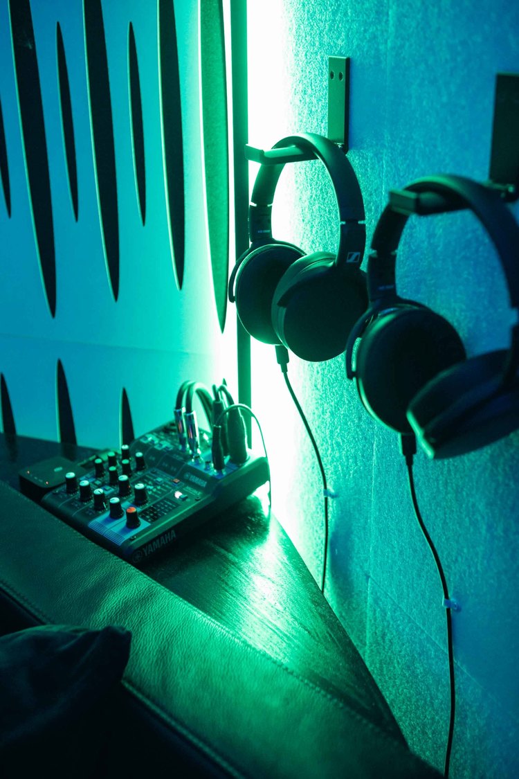 来客用のモニターヘッドフォン