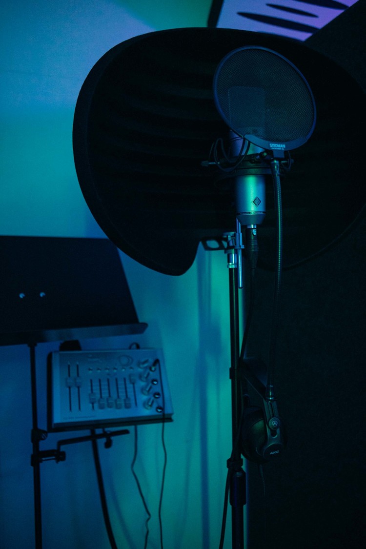 ボーカルブース。マイクはNEUMANN U87