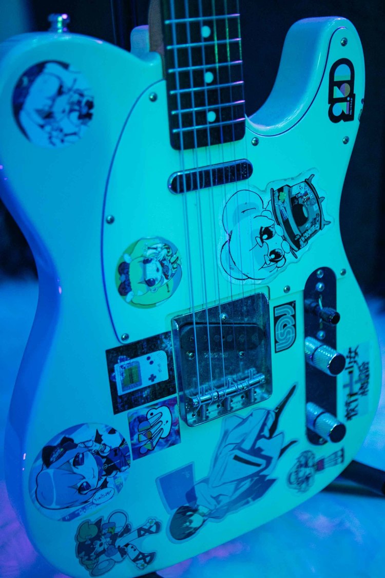 ボディには多数のステッカーが貼られている。