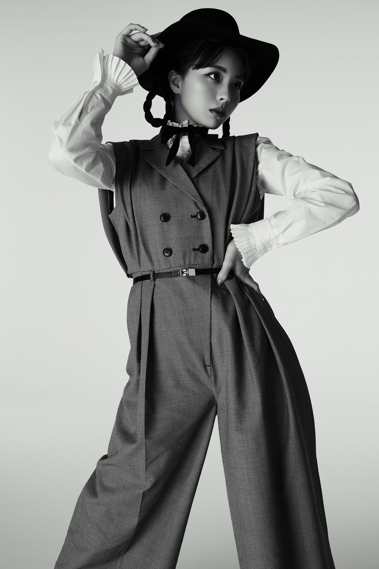 『川口ゆりな2022.04-2023.03カレンダーブック』（東京ニュース通信社刊）