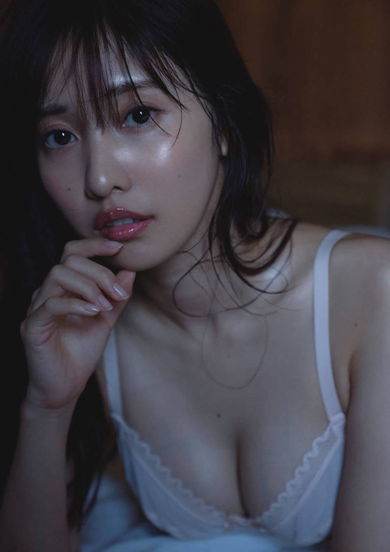 佐野ひなこ写真集『BE WITH ME』より（(C)光文社／週刊FLASH　撮影：中村和孝）