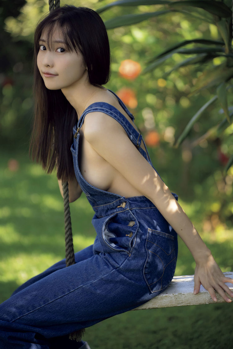 佐野ひなこ写真集『BE WITH ME』より（(C)光文社／週刊FLASH　撮影：中村和孝）