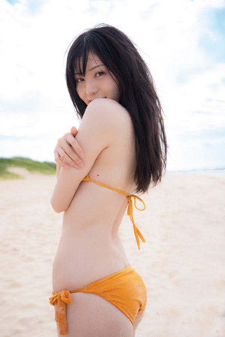 吉井美優1st写真集『Momentary』より（©中村和孝／小学館）