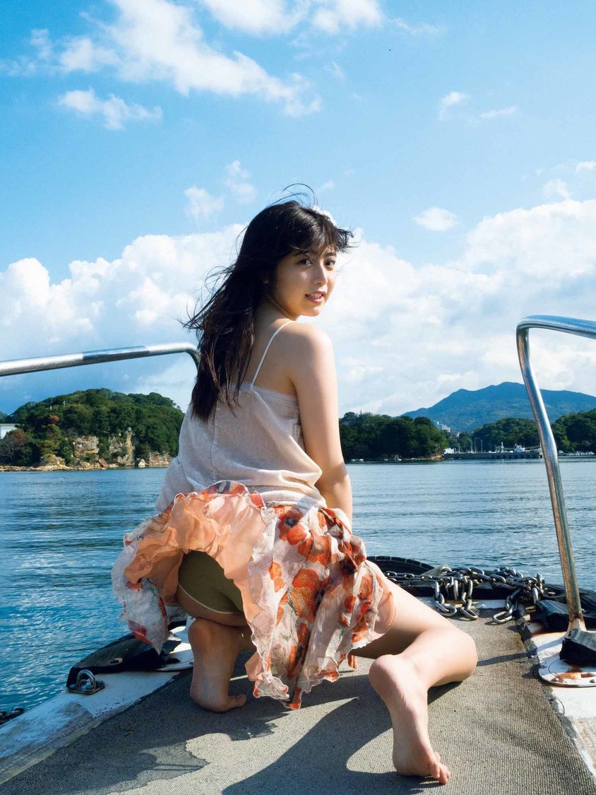 吉田莉桜 2nd写真集『青とハチミツ』より