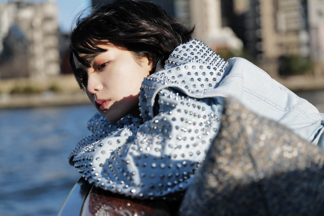 平手友梨奈『H&M Studio』春夏コレクションより