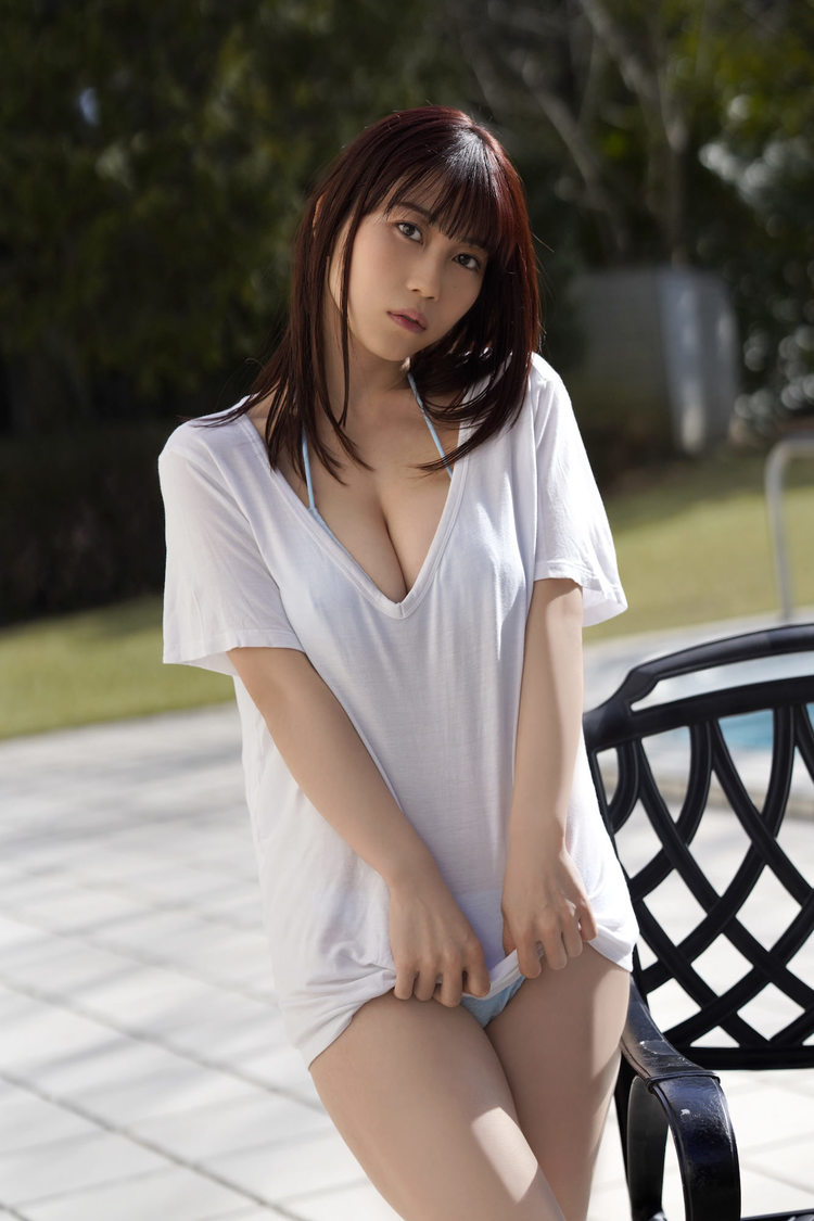 伊織いお（(c)LUCKMAN／白泉社　スタイリスト：野田陽子（ミタケイショウ）　ヘアメイク：柄原清美（JULLY）、田森春菜（JULLY））