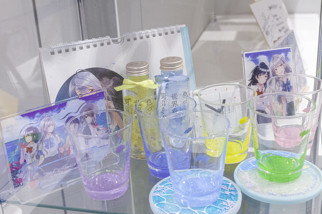 ＜「凪のあすから」×「色づく世界の明日から」×「白い砂のアクアトープ」コラボレーション展～海の色を巡りに finale～＞