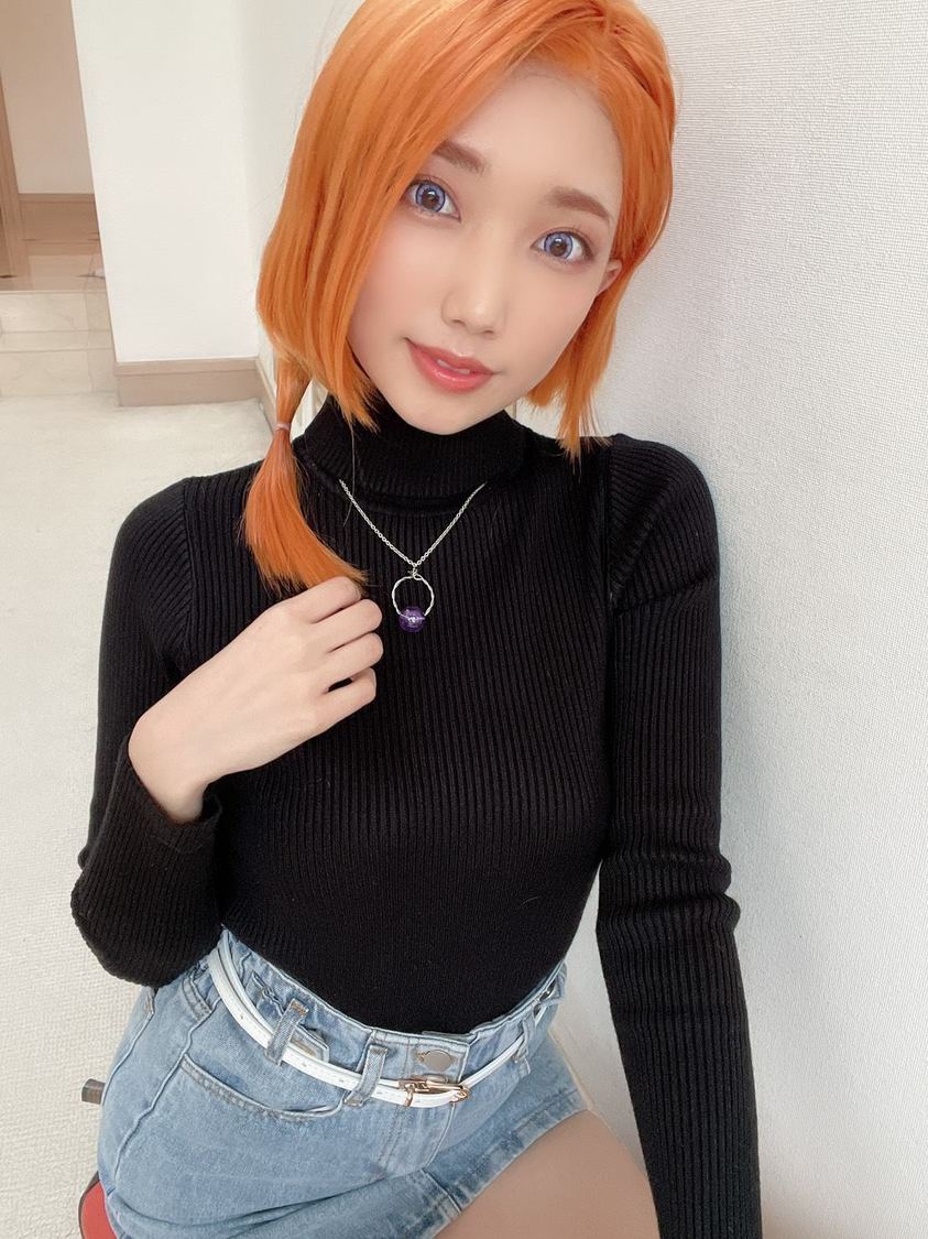 霜月めあ（(c)LUCKMAN／白泉社　スタイリスト：野田陽子（ミタケイショウ）　ヘアメイク：柄原清美（JULLY）、田森春菜（JULLY））