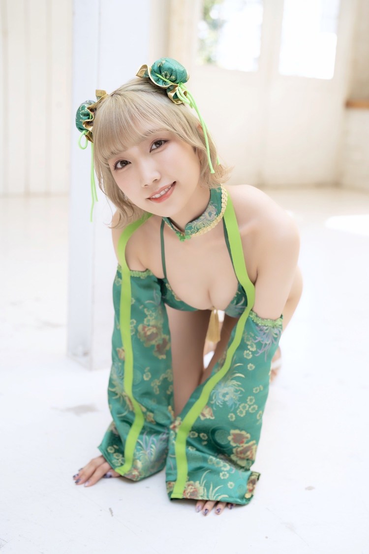 霜月めあ（©月刊少年チャンピオン　カメラマン：小池伸一郎　スタイリスト：野田陽子（ミタケイショウ）、工藤沙恵（ミタケイショウ）　ヘアメイク：柄原清美（JULLY）、田森春菜（JULLY））