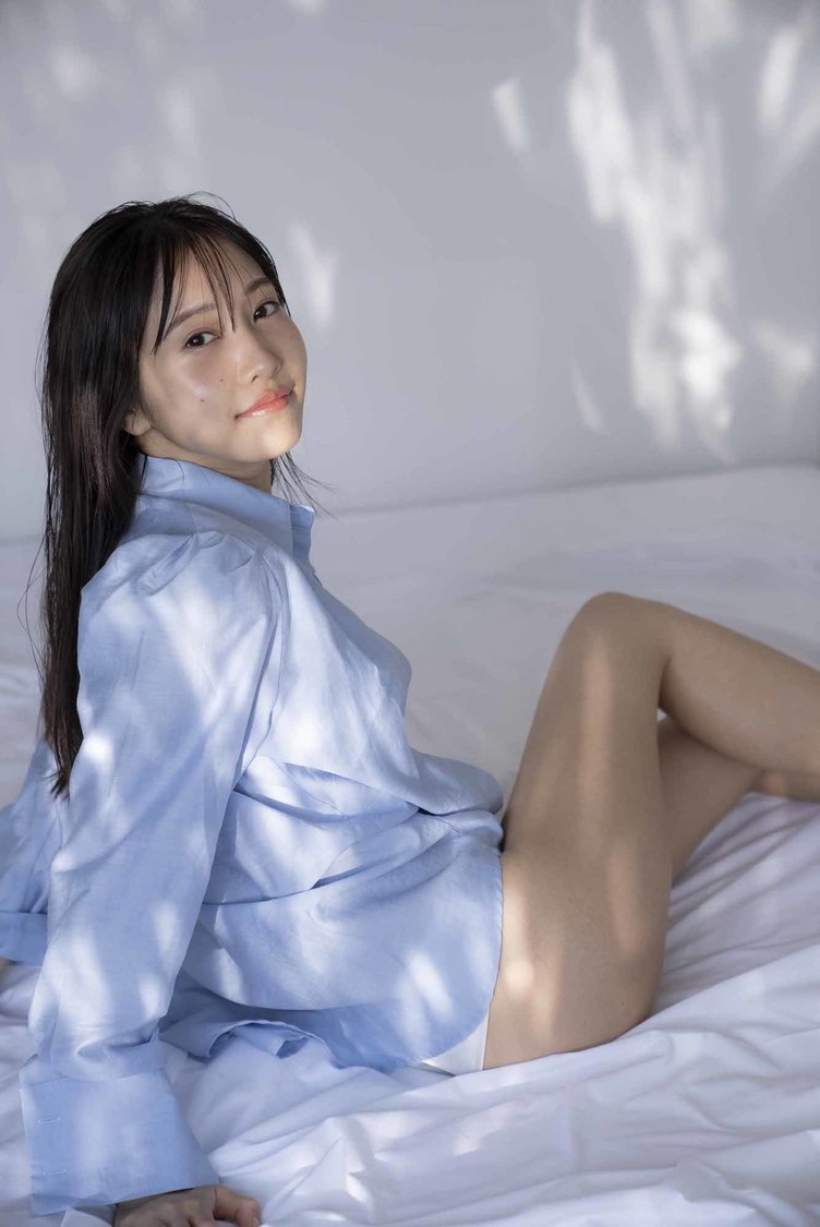 佐野ひなこ写真集『BE WITH ME』アザーカット（(C)光文社／週刊FLASH　撮影：中村和孝）