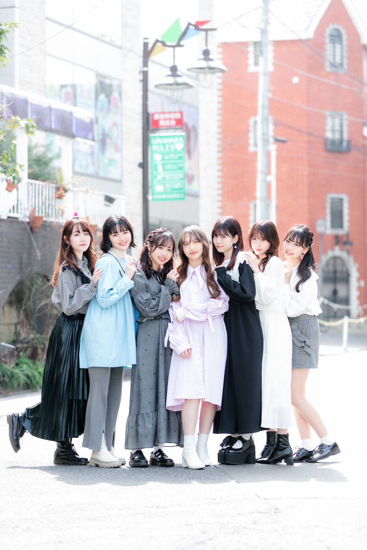 FRUITS ZIPPER（左から、真中まな、鎮西寿々歌、仲川瑠夏、早瀬ノエル、月足天音、櫻井優衣、松本かれん）