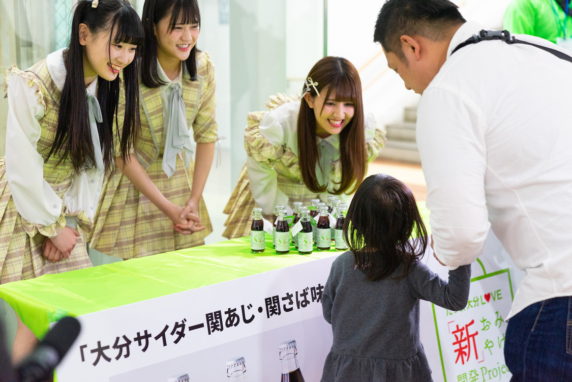 高松瞳、佐竹のん乃、齋藤樹愛羅｜JR大分駅構内（2019年3月31日）