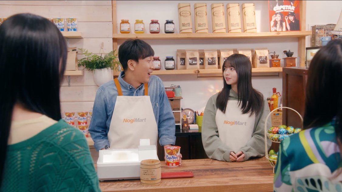 「乃木坂毎月劇場　ノギマートの日々」場面写真（(C)乃木坂46LLC）