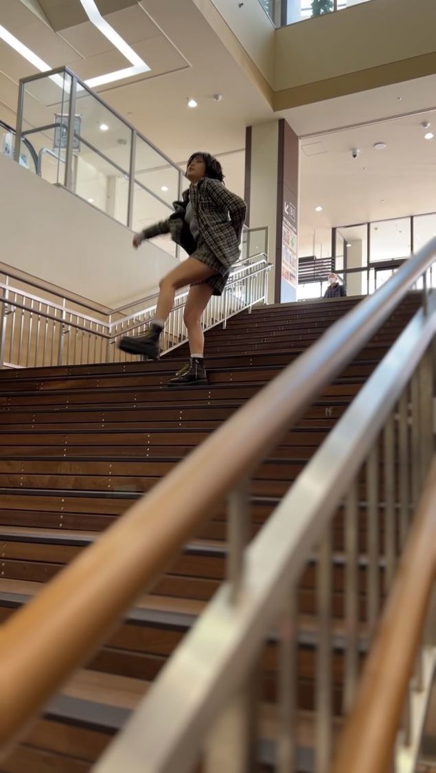 映画『ジョーカー』の階段のシーンを再現するRaMu。