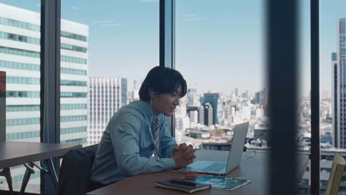 カロリーメイト新TV-CM「⻘いカロリーメイト」篇60秒／場面写真