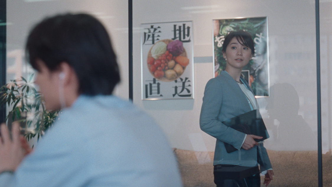 カロリーメイト新TV-CM「⻘いカロリーメイト」篇60秒／場面写真