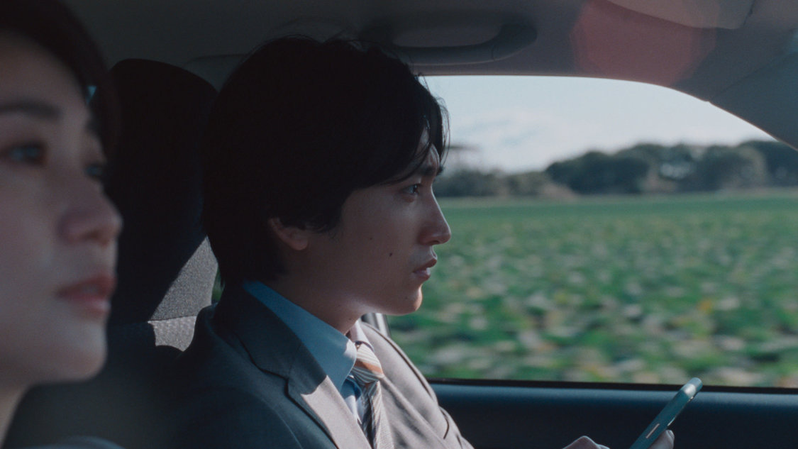 カロリーメイト新TV-CM「⻘いカロリーメイト」篇60秒／場面写真