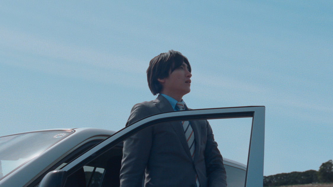 カロリーメイト新TV-CM「⻘いカロリーメイト」篇60秒／場面写真