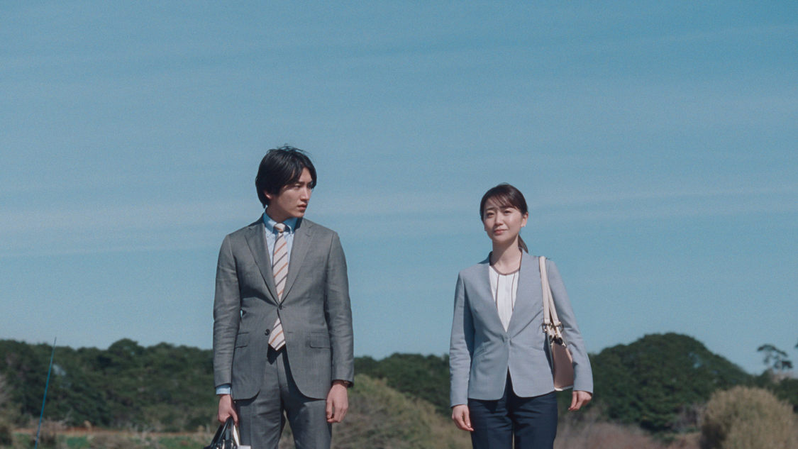 カロリーメイト新TV-CM「⻘いカロリーメイト」篇60秒／場面写真