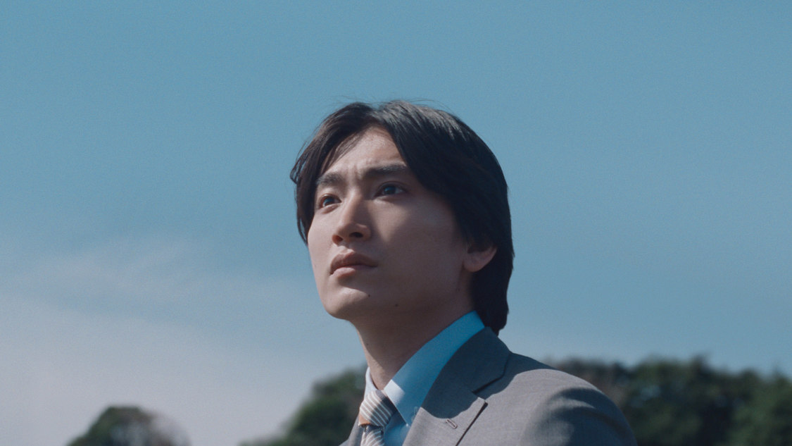 カロリーメイト新TV-CM「⻘いカロリーメイト」篇60秒／場面写真