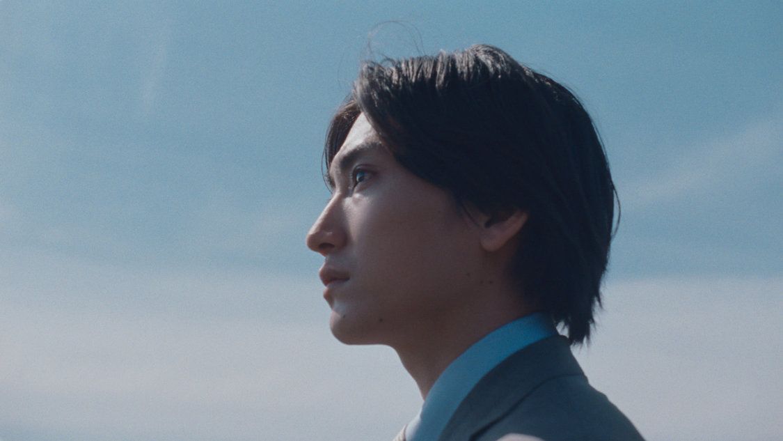 カロリーメイト新TV-CM「⻘いカロリーメイト」篇60秒／場面写真