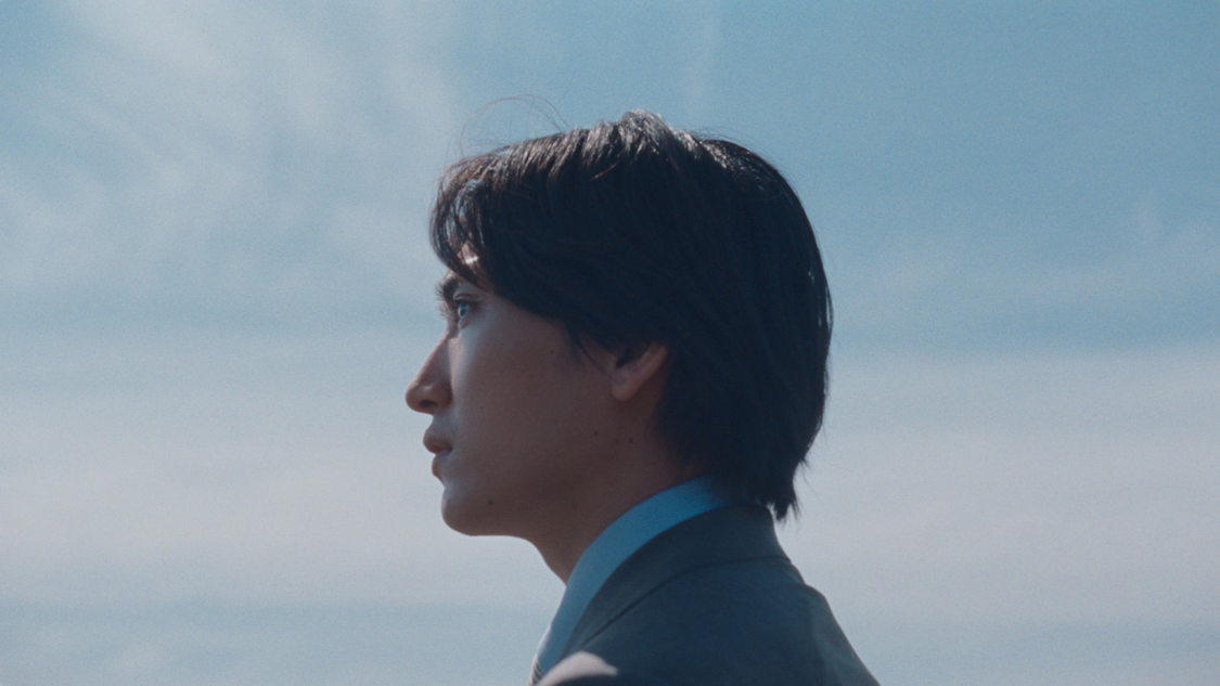 カロリーメイト新TV-CM「⻘いカロリーメイト」篇60秒／場面写真