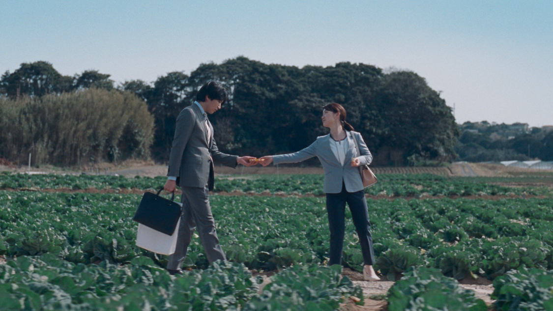 カロリーメイト新TV-CM「⻘いカロリーメイト」篇60秒／場面写真