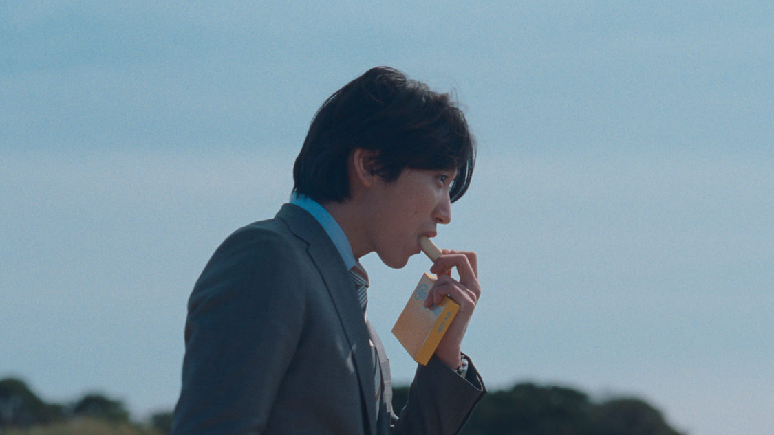 カロリーメイト新TV-CM「⻘いカロリーメイト」篇60秒／場面写真