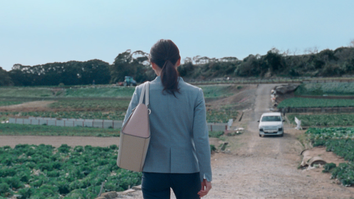 カロリーメイト新TV-CM「⻘いカロリーメイト」篇60秒／場面写真