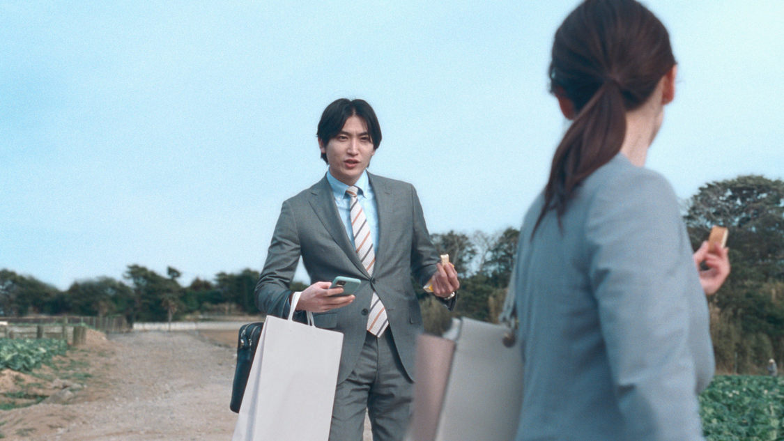 カロリーメイト新TV-CM「⻘いカロリーメイト」篇60秒／場面写真